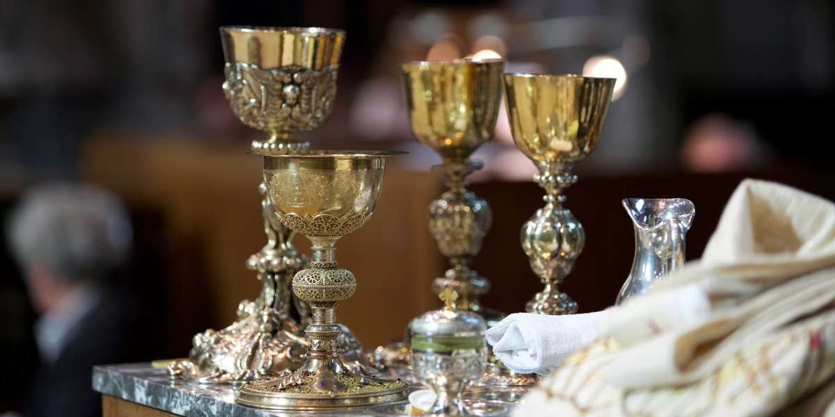 Au moment où le prêtre élève le calice, nous pouvons demander au Seigneur d'irriguer notre pensée de la force rédemptrice de son Sang, afin de pouvoir mieux connaître et mieux saisir sa vérité.