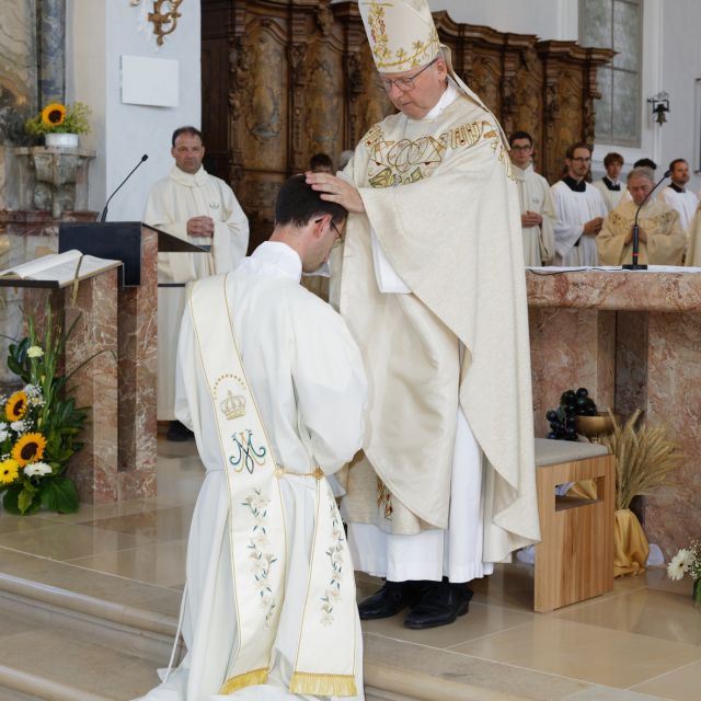 Mgr Benno confère l'ordination sacerdotale au P. Kilian Deppisch